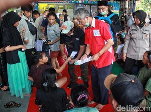 Pengungsi Kebakaran Plumpang Terima Bantuan Uang Tunai Pengungsi Kebakaran Plumpang Terima Bantuan Uang Tunai