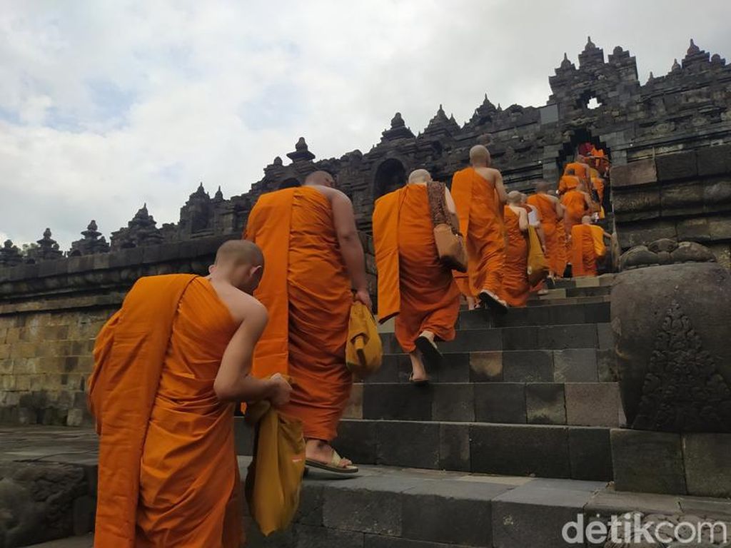 Begini Kesan Naik Candi Borobudur Pakai Sandal Upanat