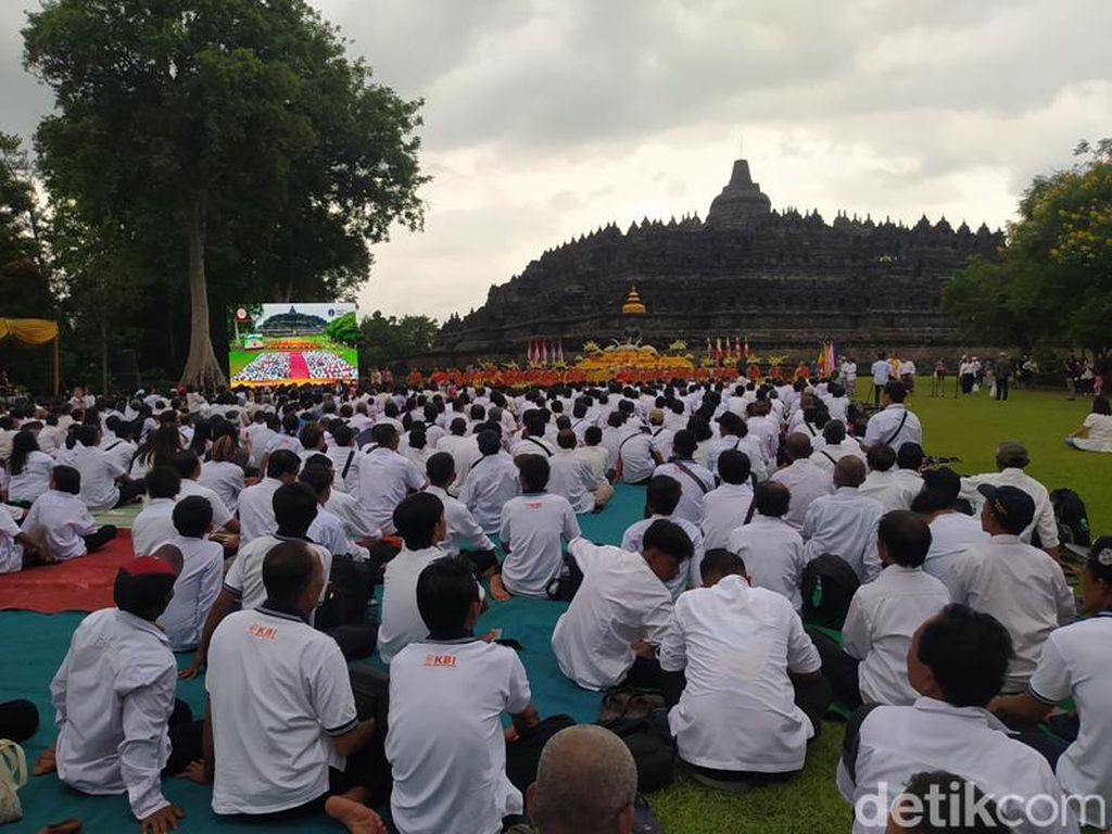 Hujan Warnai Perayaan Magha Puja di Candi Borobudur