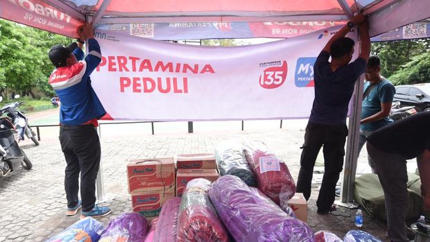 Relawan Pertamina Peduli membantu para pengungsi di tenda dapur umum Pertamina Peduli di di RPTRA Rasele, Rawa Badak, Koja, Jakarta Pada Sabtu (4/3/2023).