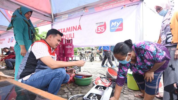 Relawan Pertamina Peduli membantu para pengungsi di tenda dapur umum Pertamina Peduli di di RPTRA Rasele, Rawa Badak, Koja, Jakarta Pada Sabtu (4/3/2023).