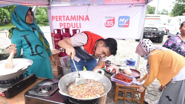 Relawan Pertamina Peduli membantu para pengungsi di tenda dapur umum Pertamina Peduli di di RPTRA Rasele, Rawa Badak, Koja, Jakarta Pada Sabtu (4/3/2023).
