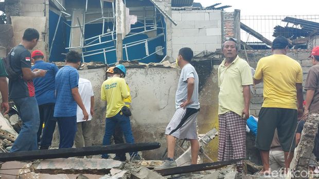 Petugas mengevakuasi 1 korban tewas kebakaran Depo Plumpang di RT 06 RW 1, Kelurahan Rawabadak Selatan, Koja, Jakarta Utara, Sabtu (4/3/2023) siang.