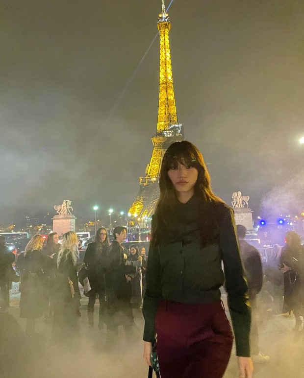 Potret Doyeon Weki Meki dalam YSL Fashion Week Fall Winter 2023-2024