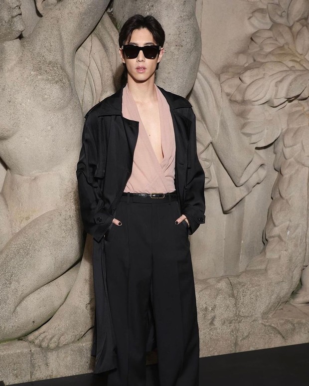 Potret Mark GOT7 dalam YSL Fashion Week Fall Winter 2023-2024
