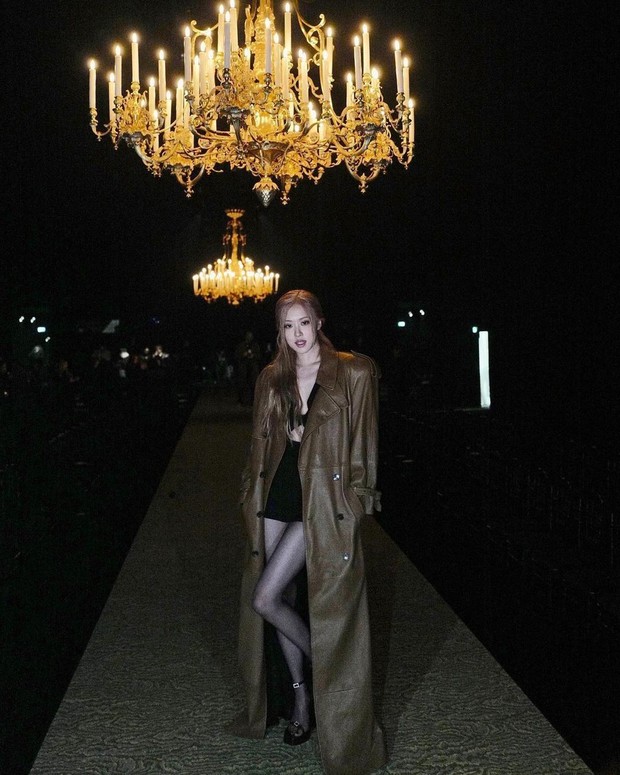 Potret Rose BLACKPINK dalam YSL Fashion Week Fall Winter 2023-2024