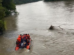 Santriwati Hanyut di Sungai Tapsel Belum Ditemukan