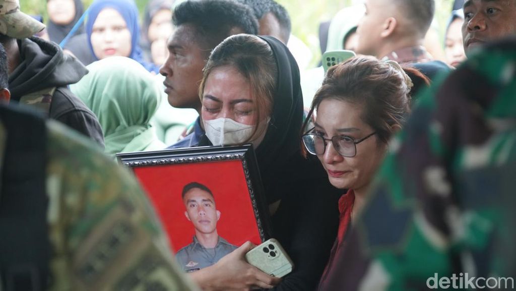 Suasana Duka Pemakaman Praka Jumardi yang Gugur Ditembak KKB Suasana Duka Pemakaman Praka Jumardi yang Gugur Ditembak KKB
