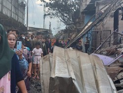 Saat Warga Lewati Garis Polisi Demi Nonton TKP Kebakaran Depo BBM Plumpang