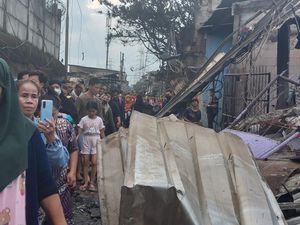 Saat Warga Lewati Garis Polisi Demi Nonton TKP Kebakaran Depo BBM Plumpang Saat Warga Lewati Garis Polisi Demi Nonton TKP Kebakaran Depo BBM Plumpang