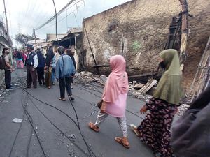 Warga Ungkap Detik-detik Kebakaran Depo Plumpang yang Tewaskan 18 Orang Warga Ungkap Detik-detik Kebakaran Depo Plumpang yang Tewaskan 18 Orang