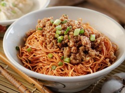 3 Resep Mie Ayam Pedas yang Gurih Menyengat Bumbunya