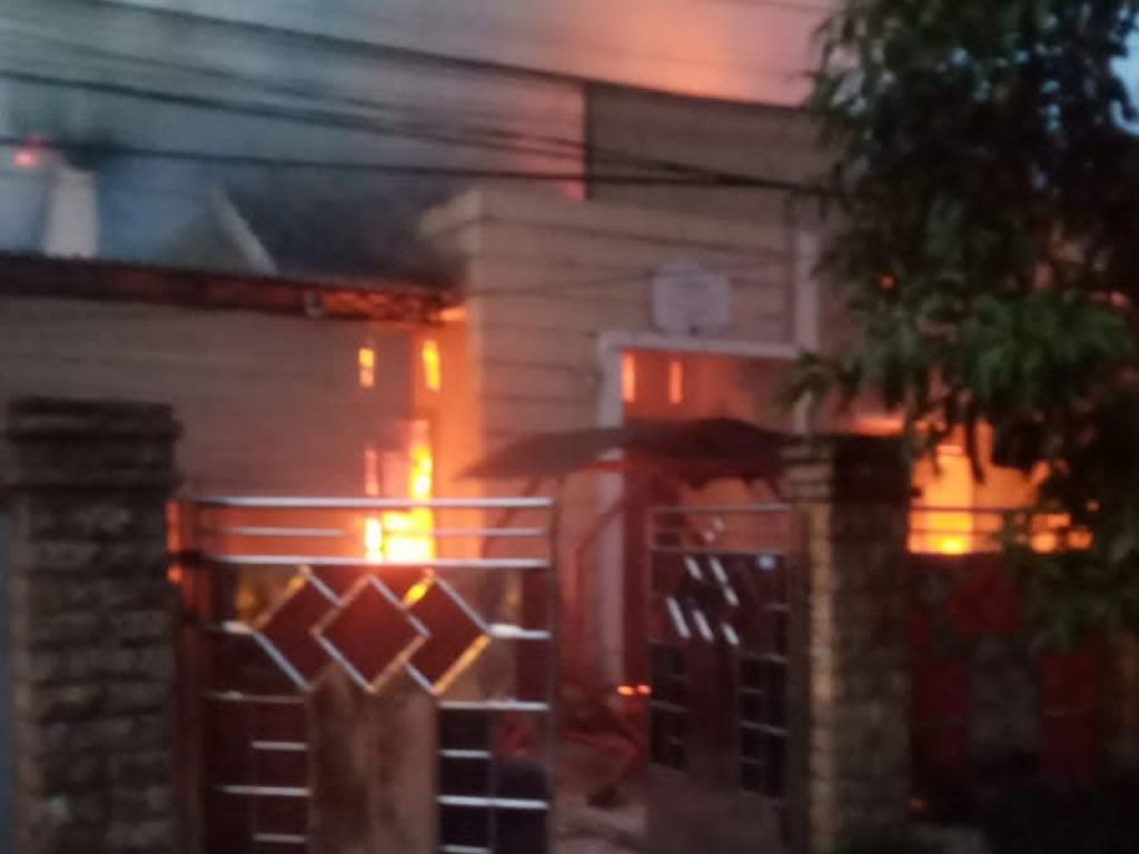 Rumah Tak Berpenghuni di Jambi Terbakar, 5 Unit Mobil Damkar Diturunkan