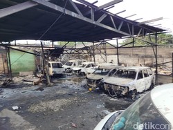 Mobil-mobil Warga Hangus Imbas Kebakaran Depo Plumpang Jakut