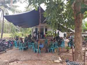 Prajurit TNI Gugur Ditembak KKB, Keluarga di Bone Histeris Tunggu Jenazah