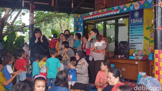 Suku Dinas Pemberdayaan, Perlindungan Anak dan Pengendalian Penduduk (PPAPP) Jakarta Utara memberikan trauma healing kepada anak-anak korban kebakaran Depo Pertamina Plumpang.