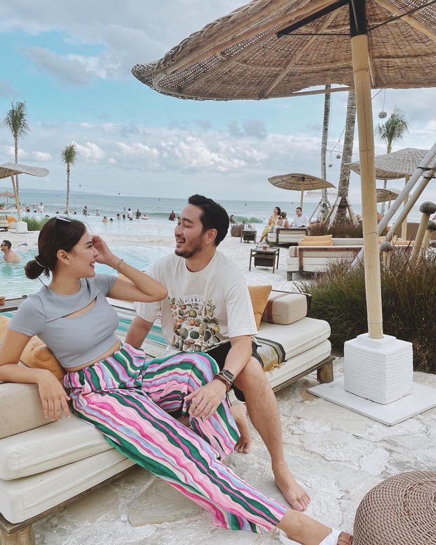 Syahnaz dan Jeje saat di pantai Bali/Sumber: IG @syahnazs Syahnaz dan Jeje saat di pantai Bali/Sumber: IG @syahnazs