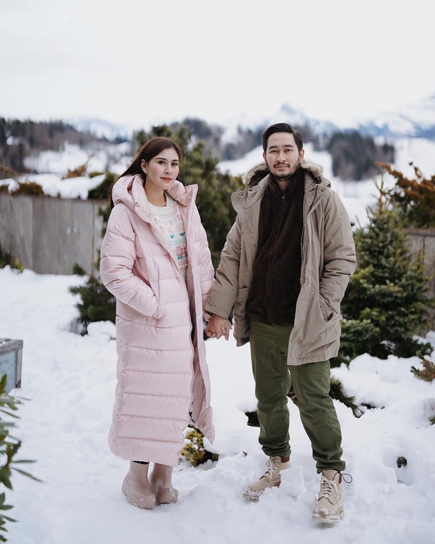 Syahnaz dan Jeje saat di tengah salju/Sumber: IG @syahnazs Syahnaz dan Jeje saat di tengah salju/Sumber: IG @syahnazs