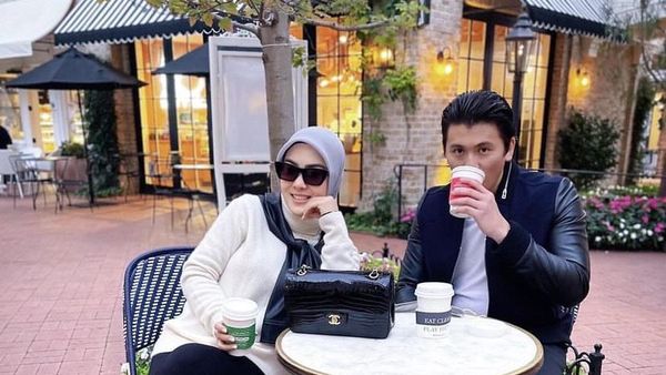 Syahrini dan Reino Barack Anniversary Ke-4, Intip Momen Kuliner Mewahnya!