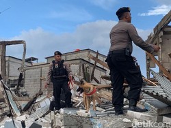 Kisah Mereka yang Mencari Keluarga di Tengah Sisa Kebakaran Depo Plumpang