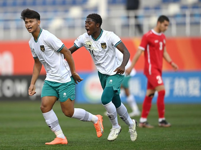 Pemain Timnas U-20 Indonesia Hokky Caraka (kanan) bersama rekan setimnya melakukan selebrasi seusai berhasil mencetak gol ke gawang Timnas U-20 Suriah dalam kualifikasi Grup A Piala Asia U-20 di Stadion Lokomotiv, Tashkent, Uzbekistan, Sabtu (4/3/2023). ANTARA FOTO/Sigid Kurniawan/nz.