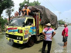 Warga Pati Keluhkan Kendaraan Ngebut di Tengah Banjir: Bikin Rumah Rusak