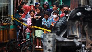 Warga Nonton TKP Kebakaran Depo Plumpang dari Balik Garis Polisi