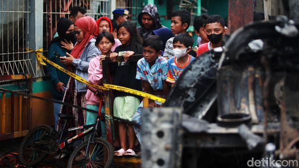 Warga Nonton TKP Kebakaran Depo Plumpang dari Balik Garis Polisi