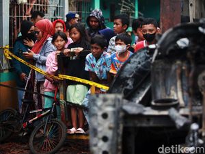 Warga Nonton TKP Kebakaran Depo Plumpang dari Balik Garis Polisi Warga Nonton TKP Kebakaran Depo Plumpang dari Balik Garis Polisi
