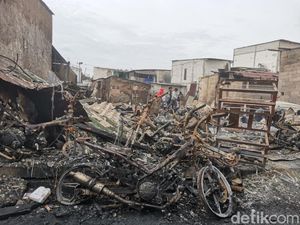 Yang Tersisa dari Kebakaran Depo Pertamina Plumpang Tadi Malam Yang Tersisa dari Kebakaran Depo Pertamina Plumpang Tadi Malam