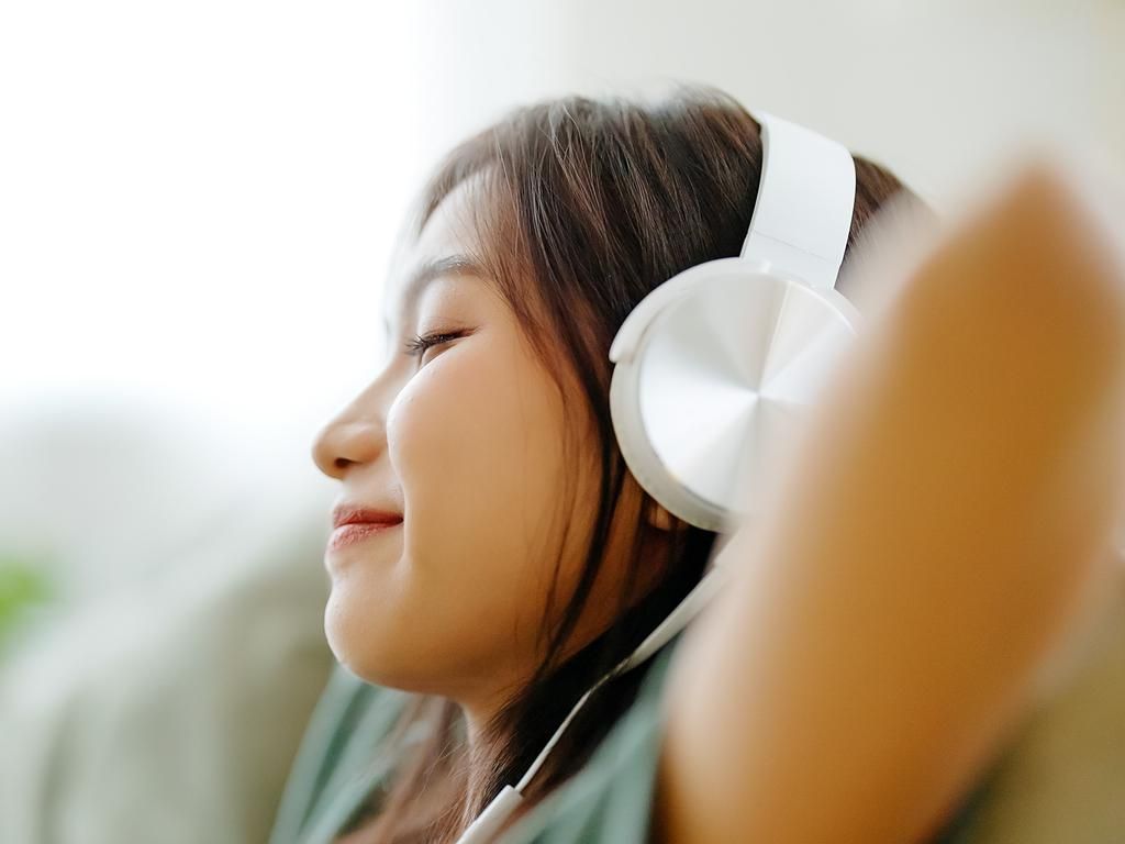 Stop! Kebiasaan Dengar Musik Sampai Ketiduran Ternyata Berbahaya