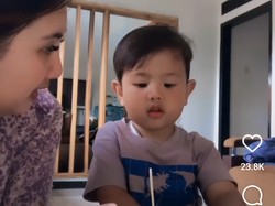 Kisah Ibu Muda yang Konsisten Ajarkan Bahasa Sunda ke Anaknya