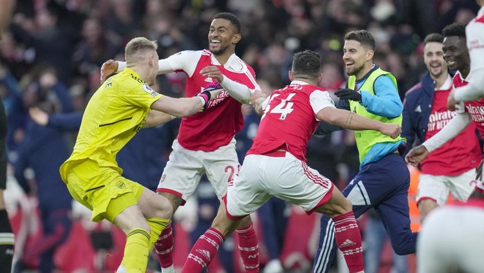 Arsenals Reiss Nelson, second from left, is congratulated after scoring his sides 3rd goal during the English Premier League soccer match between Arsenal and Bournemouth at the Emirates stadium in London, England, Saturday, March 4, 2023. (AP Photo/Kin Cheung)