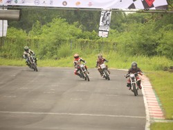 Adu Cepat Motor Tua di Sirkuit Bukit Peusar Tasikmalaya