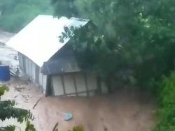 Banjir Bandang, 1 Rumah dan 2 Sepeda Motor Hanyut