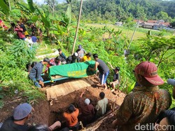 Duka Keluarga Saat Pemakaman Bocah SD Korban Pembacokan di Sukabumi