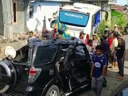 Rem Blong, Bus Gasak 2 Mobil dan Rumah di Jalur Wisata Guci Tegal