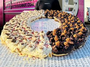 Donat Raksasa 40 Kg Ini Dibuat dengan Biaya Rp 9,1 Juta