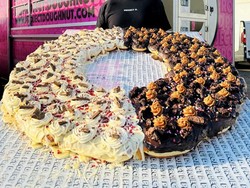 Donat Raksasa 40 Kg Ini Dibuat dengan Biaya Rp 9,1 Juta