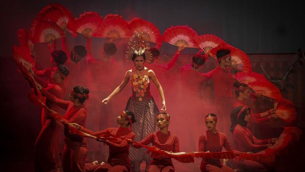 Pemeran tokoh Trijata (tengah) bersama sejumlah penari memainkan salah satu babak dalam drama musikal 'The Great Rahwana' di Teater Besar, Taman Ismail Marzuki, Jakarta, Sabtu (4/3/2023). Teater Keliling kembali memainkan drama musikal 