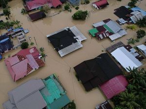 Foto Udara Banjir di Malaysia yang Bikin 41 Ribu Warga Mengungsi Foto Udara Banjir di Malaysia yang Bikin 41 Ribu Warga Mengungsi