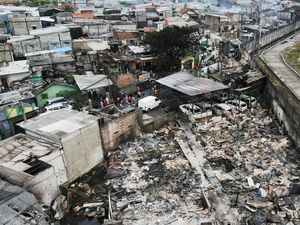 Cerita Warga Pingsan Usai Hirup Gas Menyengat Saat Depo Plumpang Terbakar Cerita Warga Pingsan Usai Hirup Gas Menyengat Saat Depo Plumpang Terbakar