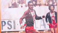 Francois MPele, mantan pemain asal Kongo, tercatat menjadi pemilik 95 gol bagi PSG dan menempati urutan ke-8 daftar pencetak gol terbanyak Les Parisiens. (Foto: Twitter @PSG_English)