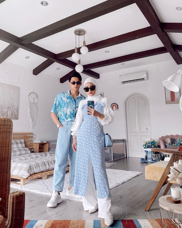 Gaya Dinda Hauw dan Rey Mbayang. Foto: Instagram.com/rey_mbayang