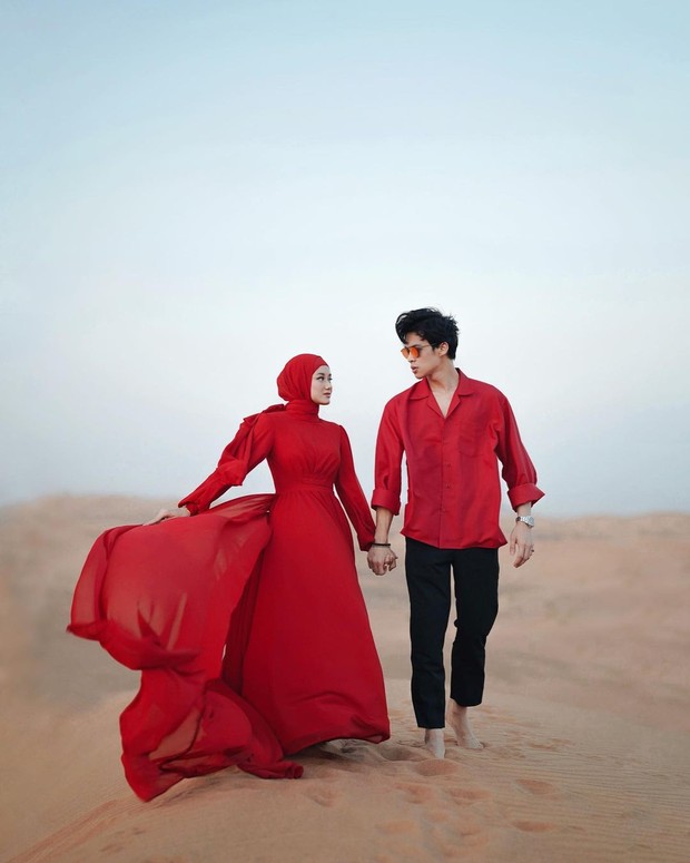 Gaya Dinda Hauw dan Rey Mbayang. Foto: Instagram.com/rey_mbayang