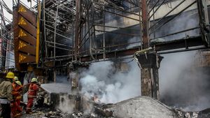 Potret Pemadaman Gedung Mal Pelayanan Publik Pekanbaru yang Terbakar