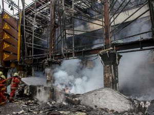 Potret Pemadaman Gedung Mal Pelayanan Publik Pekanbaru yang Terbakar Potret Pemadaman Gedung Mal Pelayanan Publik Pekanbaru yang Terbakar