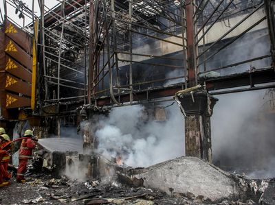 Potret Pemadaman Gedung Mal Pelayanan Publik Pekanbaru yang Terbakar