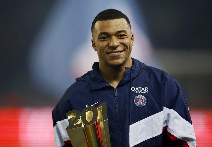 Soccer Football - Ligue 1 - Paris St Germain v Nantes - Parc des Princes, Paris, France - March 4, 2023 
Paris St Germain's Kylian Mbappe celebrates with a trophy and with Presnel Kimpembe during the ceremony after becoming Paris St Germain's all time top goalscorer with 201 goals REUTERS/Sarah Meyssonnier