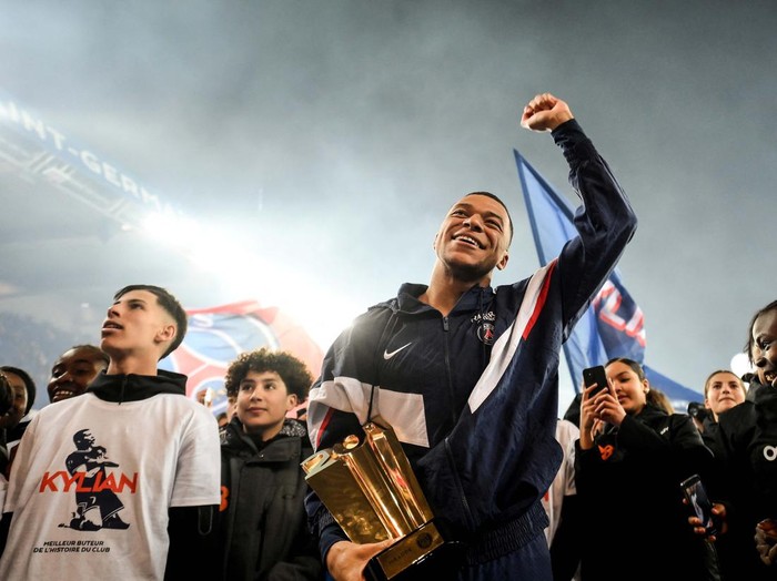 Soccer Football - Ligue 1 - Paris St Germain v Nantes - Parc des Princes, Paris, France - March 4, 2023 
Paris St Germain's Kylian Mbappe celebrates with a trophy and with Presnel Kimpembe during the ceremony after becoming Paris St Germain's all time top goalscorer with 201 goals REUTERS/Sarah Meyssonnier